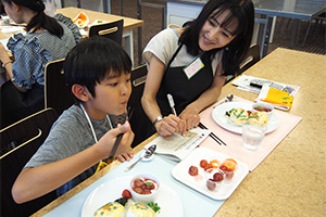 生のものを食べたら音はどんな感じ?お母さんと考えながら五感をフル活用