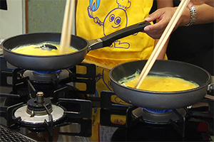 菜箸2〜3本を使ってほぐすようにかき混ぜていり卵にします。