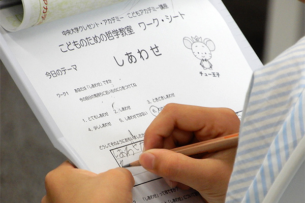 みんな真剣に自分の考えを書いていました