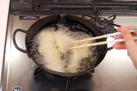揚げ油が180℃に熱し、4を揚げます。