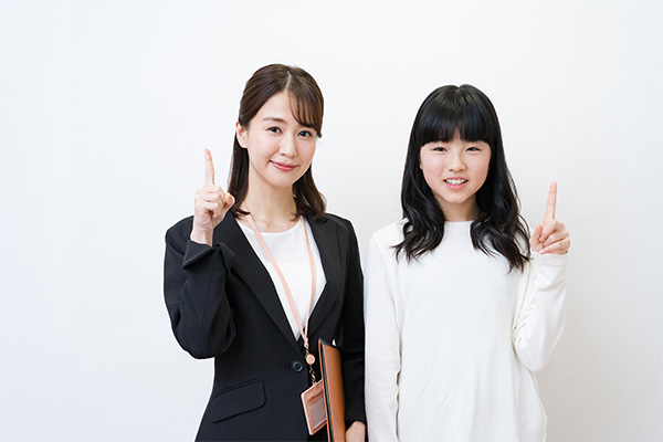 塾の先生と小学生