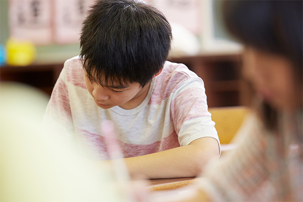 勉強する小学生