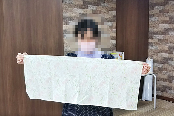 日本手拭いサイズの布(100均で買えます)を2つに切るのでもOK。