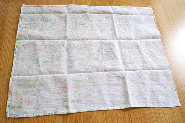 布を45cm×30cmくらいのサイズにカット。