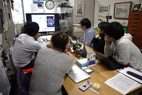ゼミでの研究成果発表の様子。和気藹々とした雰囲気。
