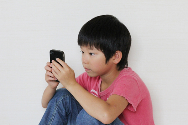ゲームをする子ども