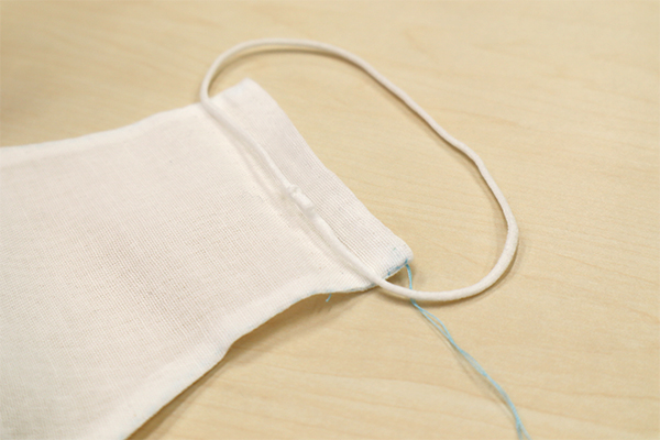 布を断ち、通常の立体マスクの手順とほぼ同様にマスクを作る。