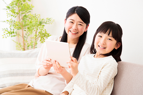 タブレットを使う親子