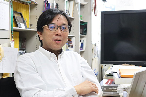 論文指導中の三河内先生。