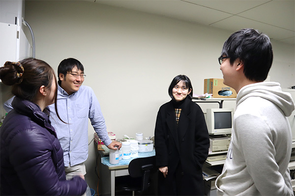 談笑する4人のようすから、仲の良さが伝わってきました。
