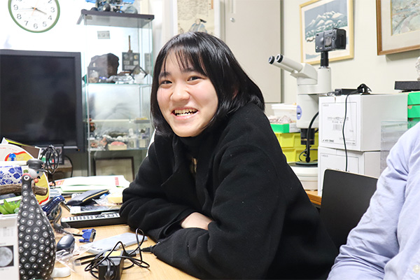 「修士課程の2年間、やりたい研究をやり尽くして楽しかったです!」と話す識名さん。