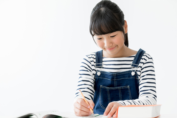 勉強する女の子
