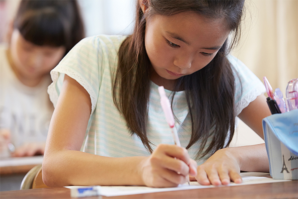 勉強をする小学生
