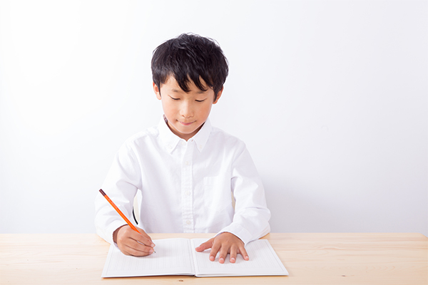 勉強している男子