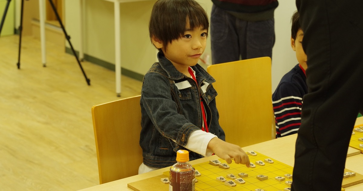 少人数制・レベルに合わせたきめ細かい指導の「こども将棋教室」。将棋が大好きになる「成功体験」とは？