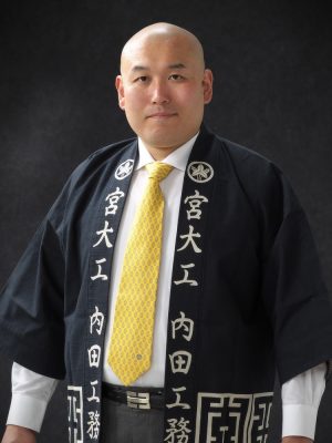 有限会社内田工務店代表で、宮大工の技術を伝承する内田幸夫さん。「宮大工はまず初めに『研ぎ方』など道具の手入れの方法を叩き込まれます。一般的な大工は替え刃を使い、研ぐことがほとんどありません。木象嵌の加工技術など、曲線でも隙間なくつくり込む高い精度の技術を見ていただきたいですね」