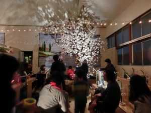 銭湯のスペースを活用した「清水湯花見祭2016」の様子。花見祭では八百屋やたこ焼きなどを売る店が並び、ライブ演奏や絵本の読みきかせ、餅つき大会なども。地元の人のみならず、東京など遠方からも大勢の人が訪れた