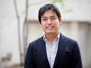 ガレージハウスづくりについて教えてくれた、ザウス株式会社でチーフプロデューサーを務める廣畑良太さん。「今後人口が減少する社会になっていきますが、ガレージハウスを建てたいという方は変わらずいらっしゃるでしょう。これからもお施主様の住まいへの夢を叶えていきたいですね」