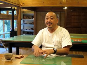 東京と高知で靴づくりを教えている勝見友彦さん。月曜日~金曜日までを高知で、土日は東京が会場となる。東京の教室をやめなかったのは「自ら人が集まる場所をつくったのに勝手に辞めるのは失礼だと思ったから」。多くの生徒さんに、何でも買えば済む今の時代に物づくりの大切さを伝えている