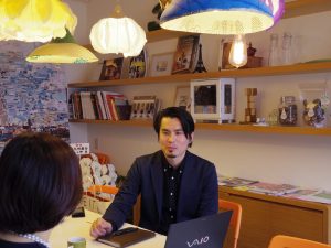 取材中の田村さんの様子。授賞式では男泣きを見せた田村さん。理由は「授賞式に呼ばれたので、どれかに選ばれるとは思っていました。だけどずっと名前が呼ばれない。まさかグランプリはないだろうと思っていたので、その緊張とギャップに思わず泣いてしまいました。」(撮影:山口)