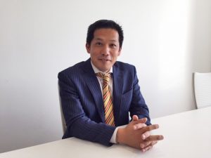 ▲生保会社から独立し、現在は保険代理店を経営している井田英彰さん。「僕が友人に不動産投資を勧めるときは、『管理と立地を買え!』とアドバイスしています。特に管理が行き届いていない物件は空室率が高くなり、結果として資産性の低下につながります。管理は意外に見えにくい部分なので、自分が依頼する不動産投資会社が扱っている他の物件の管理状態をチェックするなど、事前にリサーチしておくことが大切だと思います」