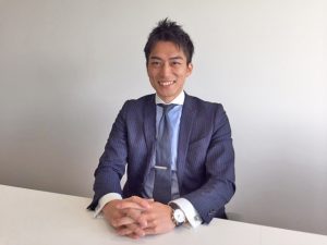 ▲昨年転職し、現在は保険会社に勤務している田中さん(仮名)。「サラリーマンとしての信用力をMAXで利用しようと思い、転職を決めたあとで2物件を追加契約しました。投資用物件を購入する際、必ず僕がチェックするのは①不動産投資会社の信頼性 ②管理 ③ハザードマップ ④周辺の生活施設の利便性ですね」(田中さん)