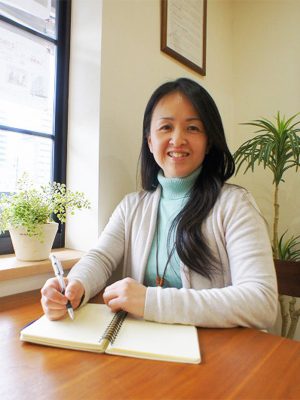 ▲『ハウスブリアン』の店長・緑川陽子さん(宅地建物取引士・二級建築士・二級FP技能士)。「仕事を行う上で離婚を公表することに抵抗はなかったか?」とたずねると「ぜんぜん(笑)。むしろ、この離婚経験を仕事に活かしたいと思いました」と前向きな回答が返ってきた