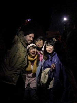 監督は愛知県田原市出身で「ぴあフィルムフェスティバル」で入賞歴のある尾崎香仁(よしひと)さん。主演は愛知学泉大学の現役大学生、横山一葉さん(写真右)、主人公の彼氏役には「名古屋おもてなし武将隊」の二代目秀吉を務めた岡崎市出身のタレント・菅沼翔也さん(写真右から2人目)、主人公の友人役は地元アイドルグループで活動していた齋藤ELIKAさん(写真中央)に決定
