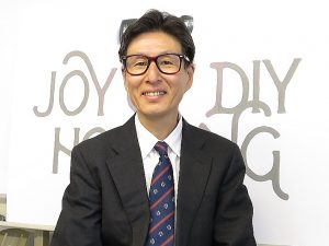 HUCK事務局の佐藤直敬さん。「住宅を長持ちさせるためには性能アップも大切ですが、それ以上に必要なのが、手入れをするなど愛着を持って住まうことです。カスタマイズしながら進化する『HUCK』は、きっと長く愛着を持って住んでいただける家だと思います」