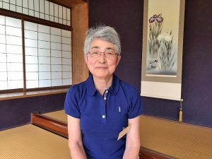 ▲館長の中島美江さんが『起雲閣』の管理に携わるようになってもう6年が経つ。「わたしたちは、学者さんのような専門知識は持ち合わせていませんが、“どういう経緯でこの建物が建てられ、なぜ存続しているのか?”ということを自分たちなりの言葉でわかりやすくお伝えするようにしています。お客様には、ここ起雲閣だけでなく熱海の街全体を楽しんで帰っていただきたいので、こちらから積極的に話しかけて、地元の美味しいお店の情報とかオススメの立ち寄りスポットをご紹介しているんですよ」と中島さん