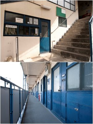 上/歴史を感じさせる管理人室。「独立した管理人室が置かれていた非常に先進的なマンション。クリーニングの受付サービスもあったようで、今確認をしているところです」(大木さん) 下/青が鮮やかな玄関扉と壁面。1956年(昭和31年)当時にホテルのようなオートロックが採用されていたのが画期的