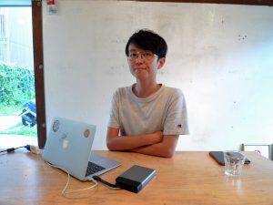 取材に応じてくれた連勇太朗さん。父親も建築家(連健夫さん)ではあるが、高校時代になりたかった職業はジャーナリストだったという。オランダの建築家、レム・コールハースの『錯乱のニューヨーク』を読んで感銘を受け、父と同じ建築家を志すように。</BR>大学卒業後は慶應義塾大学大学院政策・メディア研究科へ進み、以後、建築デザインの「資源化」をテーマに研究活動にも力を注ぐ。現在、慶應義塾大学大学院特任助教、横浜国立大学大学院客員助教でもある。主な著書は『モクチンメソッドー都市を変える木賃アパート改修戦略』(学芸出版社)など