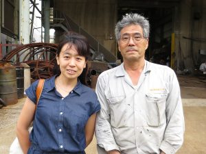 お話を伺ったアイランドジャパン株式会社代表の伊藤悠さん(左)と、株式会社須田鉄工所代表取締役の須田眞輝さん。「以前須田さんに『BUCKLE KÔBÔが来てくれたことで島の雰囲気が変わった。色んな人が来ることで色んな出会いがあって楽しい』と言っていただけた時は嬉しかったですね」と伊藤さん。「満足できる作品をつくりたいというのが先で、我々のように商売が先ではない。アーティストと話をするのは楽しいですね」と須田さん。今後も地域に溶け込み、貢献しながら活動を続けていくことだろう