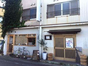 左が元美容室、右が元寿司屋。左側はカフェ、右側がアユの販売や体験プログラムを行う場所となっている。まちなかで魚とふれ合う機会がない子どもたちも気軽に立ち寄れるようにと、店内には大きな水槽を設置。川魚だけでなくお客さんが獲ってきたスッポンも飼育中!