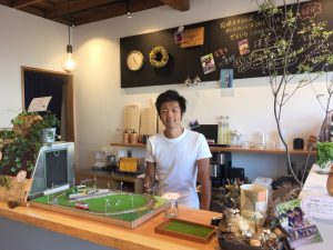 天然アユ漁唯一の30代・平工さん。長良川をめぐる漁舟ツアーの案内人でもある。写真は元美容室を改装した『ゆいのふね』のカフェスペース。お客が自分で豆を挽くセルフドリップスタイルのコーヒーや、