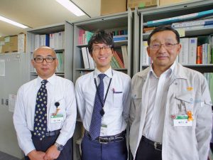 ▲左から:東広島市役所建設部住宅課の荒谷尚輝さん、平田恭介さん、瀬戸川徹さん。「東広島市には『広島大学』『近畿大学』『国際大学』『エリザベト音楽大学』があるので学生の数が増えていますし、工業団地の進出により人口も伸び続けています。そのため、他市に比べて取り組みが遅くなりました」と瀬戸川さん