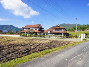 ▲平成17年に新たに合併した福富・豊栄・河内エリアは豊かな自然環境を生かして農業で栄えた集落だ。まちの中を車で走ると驚くほどの大豪邸が多く、この地方独特の赤瓦を使った立派な日本家屋が建ち並んでいる。「せっかくの豪邸であっても、家は持ち主がそこに住んでいないと“意思を持たない財産”になってしまう。親御さんと離れて暮らしている人は、お正月の帰省のタイミングで『家のしまい方』についてもしっかりと話し合ってほしい」(荒谷さん・平田さん)