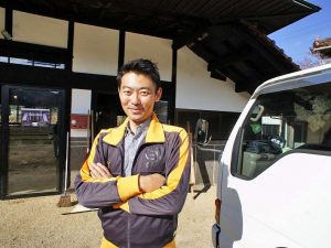 ▲近畿大学工学部建築学科歴史意匠研究室の谷川大輔准教授。「子どもの頃から都心を離れたことがなかったので、ずっと田舎暮らしへの憧れを持っていました。建築も、文化も、東京に住んでいるだけではわからないことがいっぱい。都会と地方の暮らしを両方知っていれば、次世代の建築に生かせることがたくさんあると思います。妻も同業者なのですぐに移住を納得してくれましたが、うちの親は“東広島へ引っ越す”と聞いてビックリしていました(笑)」と谷川先生