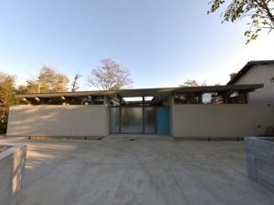 長崎さん宅の外観。延べ床面積は約40坪。アイクラーの基本デザインであるポスト&ビーム(支柱と梁)構造を採用。この梁は部屋の中を通り、奥の軒まで続いている。雨の多い日本では勾配の少ない屋根はあまり好まれないなか、3%の緩い傾斜で片流れの屋根にすることでアイクラー・ホームらしさを表現している。写真提供:長崎さん