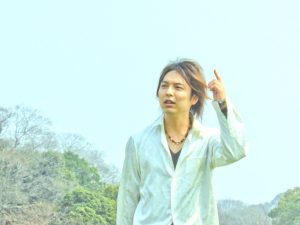 またたびのコミュニティをつくりあげる渡辺拓也さん(株式会社天晴れ代表)進学で上京しシェアハウスの存在を知る。日本縦断・世界一周を経て、20歳でまたたびを立ち上げた。運営する中でマネジメントやコーチングを学んだそう。「家族づくりも日々勉強ですね」と笑顔を見せる
