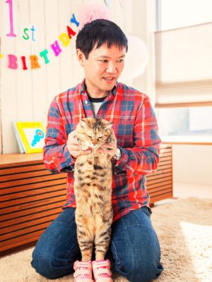 木津さんとウーちゃん。木津さんは、長年、大手IT系企業で新規事業や新サービスの開発などを行ってきた。ターゲットである誰の、何を解決するのかは、ビジネスの基本中の基本で、賃貸経営も全く一緒であると話す。今後、猫が飼いたくても最後まで飼えない高齢者向けに、猫の引き受けサービスも検討しているそうだ
