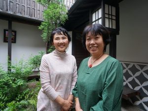 ▲NPO法人『鞆まちづくり工房』の代表理事・松居秀子さん(右)と活動をサポートしている山川薫子さん(左)。「自分のまちを外から眺めるってとても大事なこと。私も最初は“こんな田舎町の何に価値があるのか?”と思っていましたが、知識を深めて、客観的に自分のまちのことを眺めるようになったら、立派なものやキレイなものじゃなくても、そこにちゃんと価値があるということに気づけるようになりました」と山川さん。最近は松居さんの息子さんも自発的に活動に参加するようになり、まち並み保存活動の世代交代が進んでいるそうだ