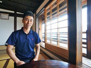 ▲合同会社『よーそろ』の代表執行役員、井上明さん。「よーそろ」とは航海用語で船を直進させることを意味するそうだ。「もともとは南九州でサラリーマンをしていましたが、会社を辞めて妻の実家がある呉市へ移り住みました。家は呉市にあるのですが、週のほとんどを御手洗で過ごしています(笑)」と井上さん