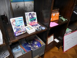 中山モダンハウスにある「Wake Up, Girls!」の関連書籍やグッズは、聖地巡礼したファンの方たちが寄贈したもの。来訪した人たちがコメントを残すノートには、「のんびりできた」「実家のように寛げた」などのコメントが