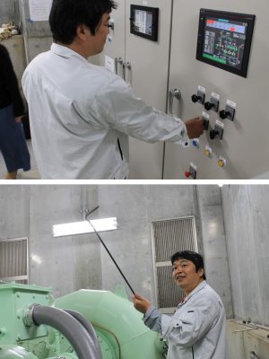 小水力発電所の管理は有田川町の職員の方々が行う(写真上)。基本的に小水力発電機の中には大きなゴミが混入されない仕組みになっているが、「くるみ」などの小さな木の実が時に入り込む。すると発電量が減るためこちらも有田川町の職員が定期的に「くるみ」などを除去するという(写真下)
