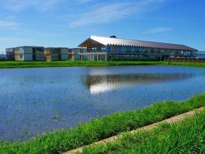 ▲「資金調達額の23億円は、ほぼ地元企業から」という『ヤマガタデザイン』。「地方企業はお金がない」と思われがちだが、実は「お金はあるのに、使い道がない」という庄内のようなケースもあるようだ。「地元でどういうプロジェクトを生み出すか?誰がそのプロジェクトを担当するか?の部分をたまたま『ヤマガタデザイン』が請け負うことになり、地元の皆さんが半信半疑ながらも賛同して応援してくれたという感じですね。まさに“地元企業総動員”の状態です」と長岡さん。※写真は『ヤマガタデザイン』が新たに手がけたホテルプロジェクト『SHONAI HOTEL SUIDEN TERRASSE(スイデンテラス)』の外観