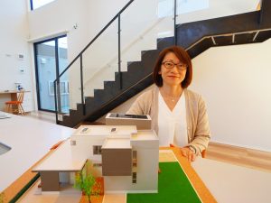 ▲「人生100年時代となれば、60代も80代も“同じ高齢者”としてひとくくりにするのはおかしいですよね?そこで『五世代』では、イマドキの20代・40代・60代・80代のそれぞれの世代の生活にマッチした暮らし方を考え、各ユニットに新しいアイデアを取り入れました。1つのユニット自体は決して広くはありませんが、共有スペースとして大空間を設けることで各世帯を心地良くつなげつつ、プライバシーや快適さを守る設計になっています」と伊藤さん