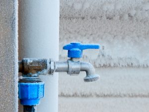 屋根に雪や氷が流れ込むスノーダクトという設備が設置されている住宅がある。ここに落ち葉やゴミが詰まってしまっていると、うまく排水されず凍結してしまい、漏水が起こってしまう。水道管の凍結同様、寒冷地で注意したいトラブルだ