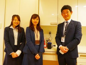 ▲セキスイハイム中部株式会社 企画部の三宅さん(右)と販売推進部の皆さん。「実は私たちスタッフもIoTシステムを操作するのは今回が初めて。私自身は“アレクサ、電気をつけて”とスピーカーに向かって話しかけることが最初のうちはとても照れくさかったのですが(笑)、慣れるとやっぱり便利なものです」と三宅さん