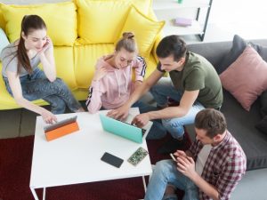 ▲広島には大手企業も多いため、今後は外国人就労の拡大により技能実習生の賃貸ニーズが増加するものと見込まれている。しかし、技能実習生の場合は大人数での「共同生活」が問題となるケースが多く、受け入れに理解を示す賃貸オーナーはまだまだ少ないのが現状だ。「住まいが無くては、企業としても外国人就労者の数を増やすことができませんから、今後も仲介会社として賃貸オーナー様の門戸を広げる活動を行っていかなくてはいけないと考えています」(石井さん談)※写真はイメージ